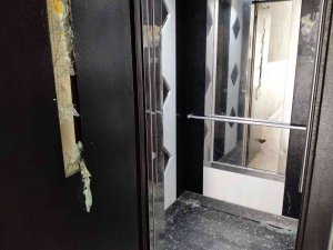 Kirasını Arttıran Ev Sahibine Sinirlenip, Satırla Apartmanda Dehşet Yaşattı