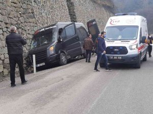 Sürücü Kalp Krizi Geçirdi, Minibüs Duvara Çarptı: 12 Yaralı