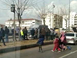 Yolun Karşısına Geçmeye Çalışan Çocuğa Araç Çarptı