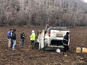 Tokat’ta Minibüs Tarlaya Devrildi: 2 Yaralı