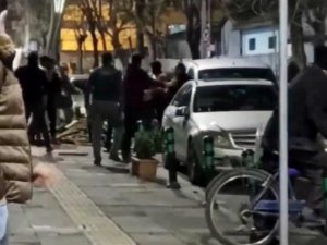 Yabancı Uyruklu Şahıslar Cadde Ortasında Birbirine Girdi