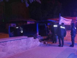 Minibüs Garajına Çarpan Sürücü Yaralandı