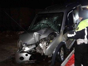 Köprü Girişindeki Tabelalara Çarpan Sürücü Hayatını Kaybetti