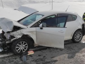 Otomobil İle Minibüs Çarpıştı: 2 Yaralı