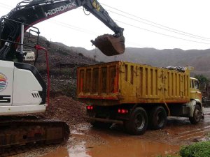 Yıkılarak Taşkına Neden Olan Derenin İstinat Duvarına Müdahale Edildi