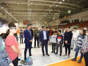 Nevü Rektörü Başarılı Öğrencilere Ödül Verdi