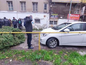 Fırtınanın Uçurduğu Ağaçlar Araçların Üzerine Devrildi
