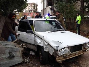 "Dur" İhtarına Uymadı, Polis Aracına Çarpıp Kaçtı
