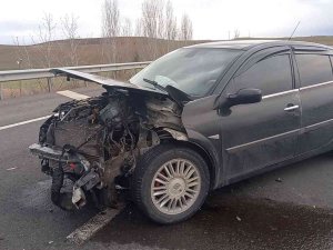 Yağış Nedeniyle Kayganlaşan Yolda Otomobil Bariyere Çarptı: 3 Yaralı