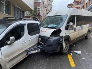 Ümraniye’de Kontrolden Çıkan Okul Servisi 4 Araca Çarptı: 3 Öğrenci Yaralandı