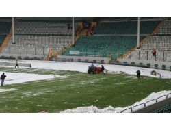 Bursa Atatürk Stadı'nda Kar Temizliği