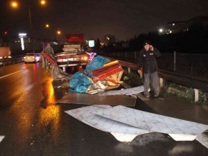 Tem’de 2 Tır Ve 1 Kamyonetin Karıştığı Zincirleme Kazada Faciadan Dönüldü