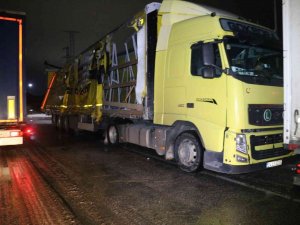 Hamzabeyli Sınır Kapısı’nda Şiddetli Rüzgar Ve Kar Sebebiyle Tırlar Zarar Gördü