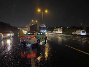 Tem Otoyolu’nda Kamyon Önündeki Araca Çarptı, 1 Yaralı