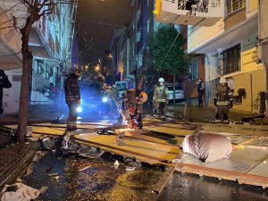 Bağcılar’da 4 Katlı Binanın Çatısı Uçtu, 2 Araçta Maddi Hasar Oluştu