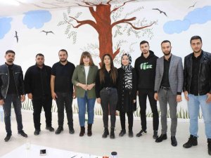 Üniversiteli Öğrenciler İlkokul Sınıfını Güzelleştirdiler