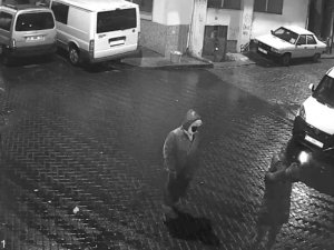 İ̇stanbul’da İş Yerine Bir Garip Silahlı Saldırı: Silah Tutukluk Yapınca Kaçtı Geri Gelip Ateş Açtı