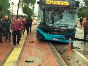 Freni Patlayan Şehiriçi Yolcu Otobüsü Kontrolden Çıktı: 5 Yaralı