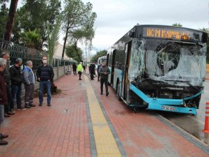 Freni Patlayan Şehiriçi Yolcu Otobüs Kontrolden Çıkıp 9 Araca Çarptı: 5 Yaralı