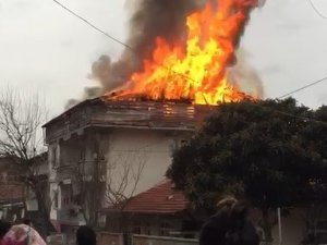 Tokat’ta Çatı Alev Alev Yandı