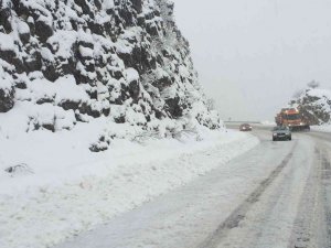 Kar Kalınlığı 1 Metreyi Bulan Alacabel’de Tırların Geçişine İzin Verilmiyor