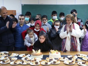 Özel Eğitim Alan Müjgan Kaya’ya Sürpriz Doğum Günü Pastası