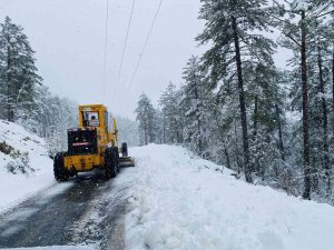 Antalya’nın İlçelerinde Yollar Karla Kaplandı