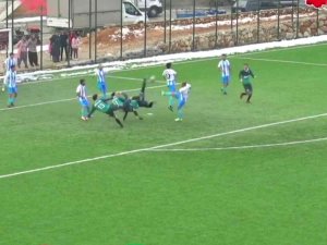 Amatör Maçta 3 Futbolcunun Vole Girişimi İlginç Anlar Oluşturdu