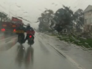 Benzini Biten Motosiklete Ayağı İle Destek Verdi