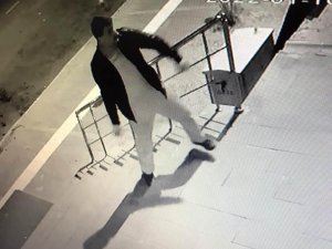 İ̇ncesu’da Gece Yarısı Altı Dükkanın Camlarını Taşla İndiren Şahıs Yakalandı