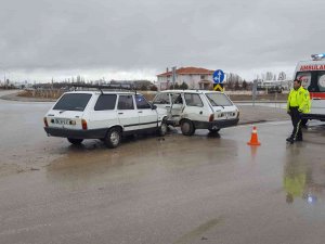 Ereğli’de Otomobiller Çarpıştı: 3 Yaralı