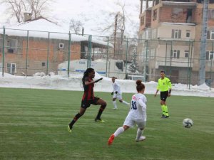 Turkcell Kadın Futbol Süper Ligi: Hakkari Gücü Kadın Takımı: 1 - Fatih Karagümrük: 1