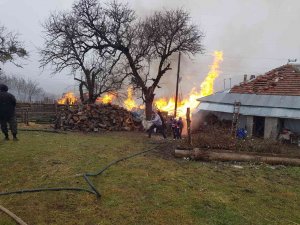 Kastamonu’da 2 Ev İle Bir Ahırın Yandığı Yangın Kontrol Altına Alındı