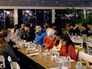 Kuşadası Belediyesi’nden Üniversite Öğrencilerine Akşam Yemeği