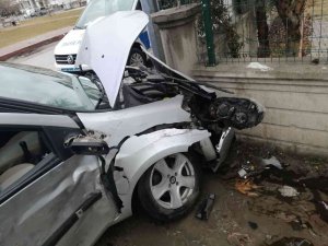 Elazığ’da Kaza Yapan Otomobil Duvara Çarparak Durabildi: 2 Yaralı
