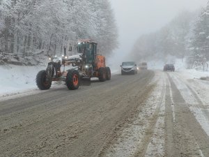 Kütahya Domaniç’te Kar, Sürücülere Zor Anlar Yaşatıyor