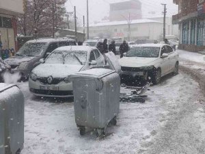 Yoğun Kar Yağışı Beraberinde Kazayı Getirdi