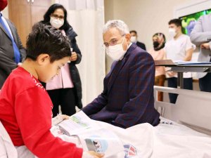 Rektör Özaydın Hasta Çocuklara Kitap Dağıtarak Moral Verdi