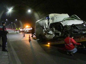Artvin’de Tüneldeki Kazada Hurdaya Dönen Araçtan Sağ Kurtuldu