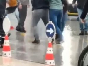 Antalya’da Şehrin Ortasında Sopalı, Tekmeli, Yumruklu Kavga Kamerada