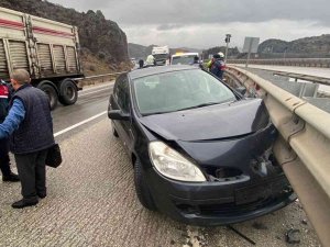 Otomobil Bariyerlere Çarptı: 2 Yaralı
