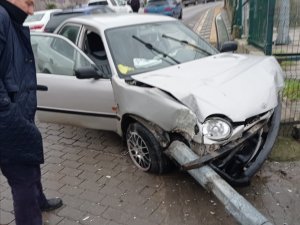 Elektrik Direği Araca Ok Gibi Saplandı.