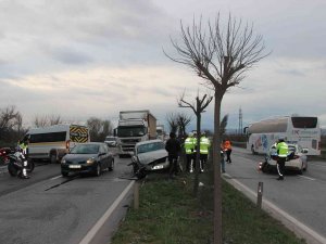 Servis Aracı Önce Polis Otosuna Ardından Otomobile Çarptı: 2 Yaralı