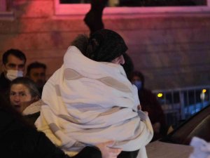 Şişli’de 4 Katlı Binada Yangın: Yaşlı Kadınları İtfaiye Ve Vatandaşlar Kurtardı