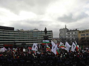 Bulgaristan’da Covid-19 Tedbirlerine Karşı Çıkan Protestocular Parlamentoyu Basmaya Çalıştı