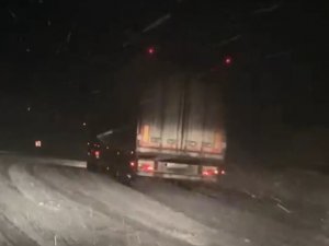 Kar Bir Anda Bastırdı, Onlarca Araç Yollarda Mahsur Kaldı