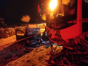 Midibüs İle Hafif Ticari Araç Çarpıştı: 1 Ölü, 2 Yaralı
