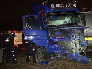 Tır İle Hafif Ticari Araç Çarpıştı: 4 Yaralı