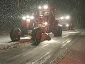 Bingöl’de Karayolları Ekipleri Gece Gündüz Demeden Karla Mücadelesi Sürüyor