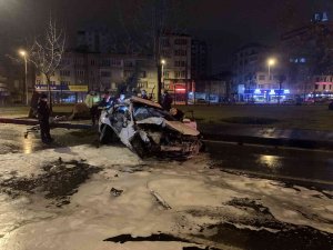 Kontrolden Çıkan Otomobil Ağacı Devirerek Takla Attı: 2 Yaralı